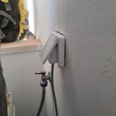 שקע חשמלי עם כיסוי על קיר לבן