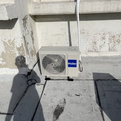 יחידת מזגן חיצונית על גג עם צינור מחובר