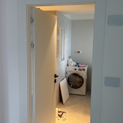 דלת לבנה פתוחה עם ידית שחורה