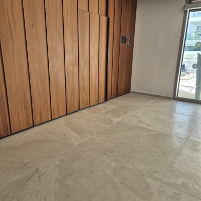 קיר עץ חדש ורצפת אריחים משופצת