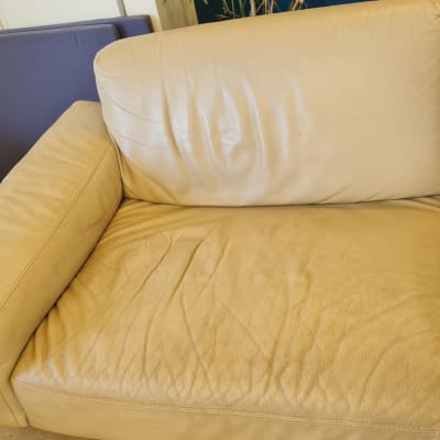 ספה בצבע בז