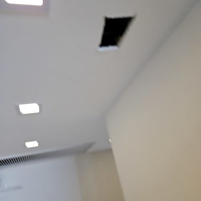 חור בתקרה עם תאורה מסביב