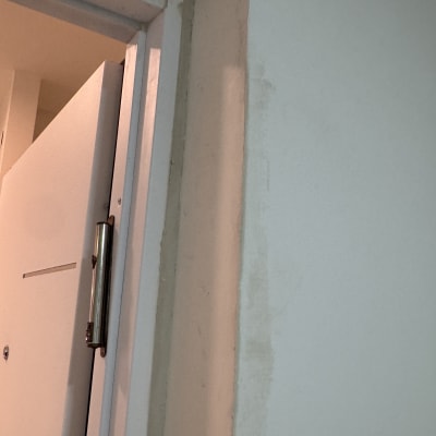 תמונה של קיר ודלת עם סימני צבע