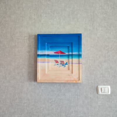 שקעי חשמל ומתגים על קיר אפור