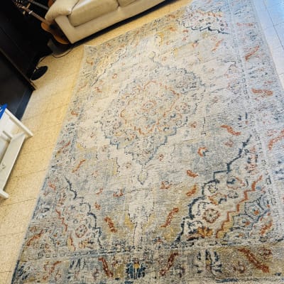 שטיח מעוצב על רצפה ליד ספה