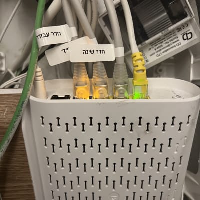 כבלים מחוברים לנתב עם תוויות חדרים