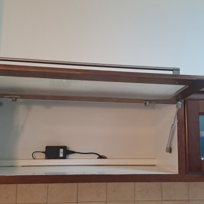 ארון מטבח פתוח עם מטען חשמלי בפנים