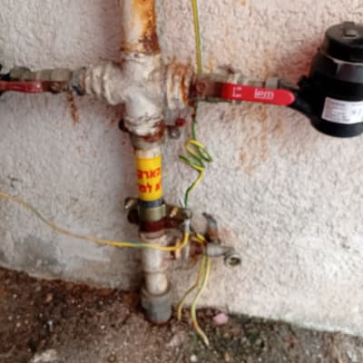 צינור עם ברזים וחוטי חשמל מחוברים