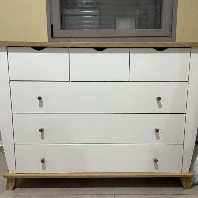 שידה לבנה עם מגירות וידיות עץ