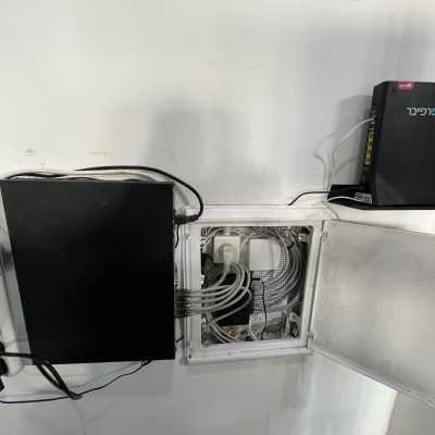 נתב ומתג רשת מחוברים לכבלים בארון תקשורת