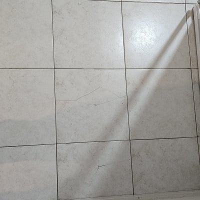 רצפת אריחים עם סדקים ושברים קטנים