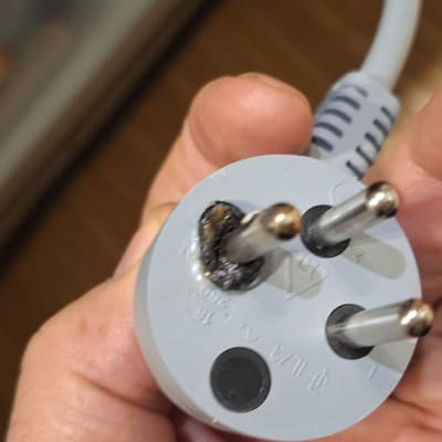 תקע חשמלי עם סימני שריפה על פין אחד