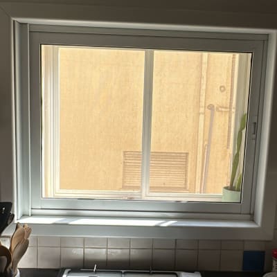 חלון זכוכית מעל כיריים במטבח