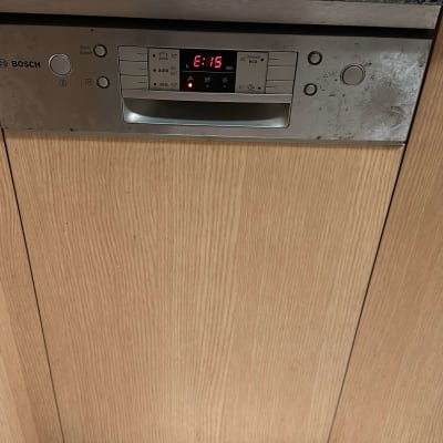 תצוגת מדיח כלים עם לוח בקרה דיגיטלי