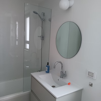 כיור אמבטיה עם ברז, מראה עגולה, שקע חשמל