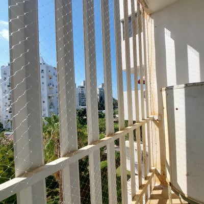 רשת יונים מותקנת על מרפסת למניעת כניסת יונים