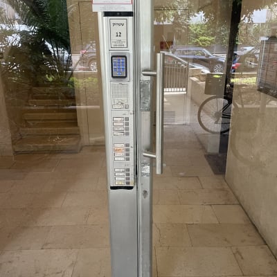 דלת כניסה עם לוח מקשים ומערכת אינטרקום