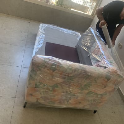 עטיפת ספה בניילון לקראת מעבר דירה
