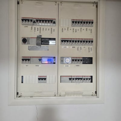 לוח חשמל עם מפסקים וחיווט חשמלי