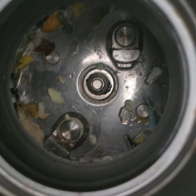 תוך מטחנת אשפה עם להבים וחלקי מזון