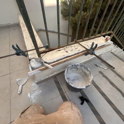 עבודת שיפוץ עם כלים וחומרים על רצפה