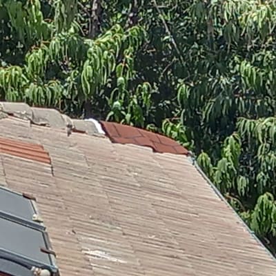 גג רעפים עם תיקון רעפים אדומים