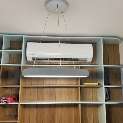 מזגן מותקן על קיר עץ עם מדפים