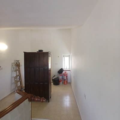 סולם, דלי צבע, קירות צבועים בלבן