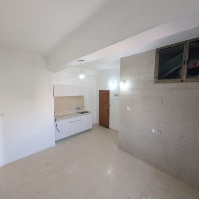 חדר משופץ עם מטבח קטן וריצוף חדש