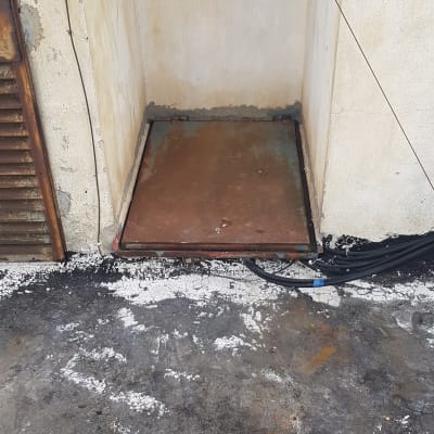 מסגרת מתכת חלודה על רצפה בטון