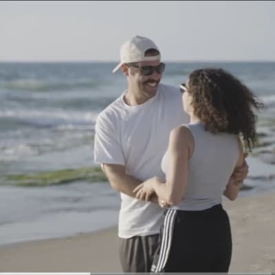 זוג מחובק על חוף הים