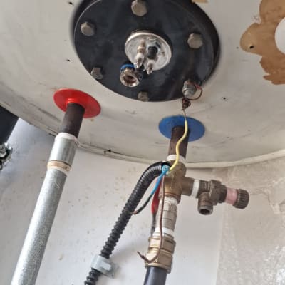 חיבורים וצינורות בדוד שמש עם ברזים וצינור חשמל