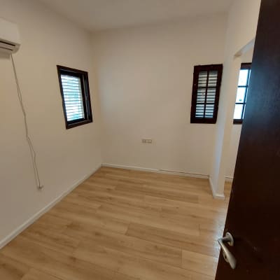 חדר עם קירות צבועים בלבן ותאורה עליונה