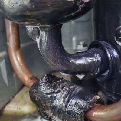 צינור מתכת עם נזילה במערכת מיזוג אוויר