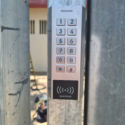 לוח מקשים מתכת עם מספרים וכפתורי כוכבית וסולמית