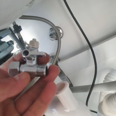 ברז וצינורות מתחת לכיור, עבודה בתחום האינסטלציה