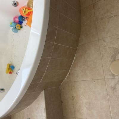 אמבטיה עם צעצועים, רצפת אריחים וניקוז