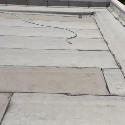 גג שטוח עם יריעות איטום וחוט חשמל