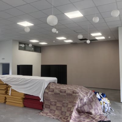 קיר צבוע בצבע אחיד בחדר עם תקרה גבוהה