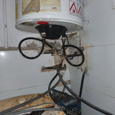 דוד חשמל עם חיבורים וצינורות