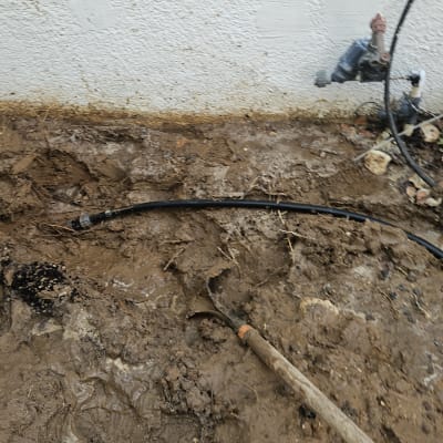 אזור חפירה עם צינור וכלי עבודה