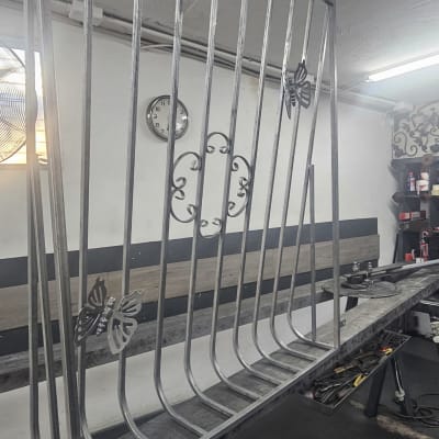 מעקה מתכת מעוצב עם פרפרים בסדנה