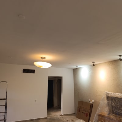 חדר עם סולם, קירות צבועים ותאורה