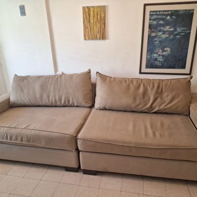 ספה חומה עם כריות על רצפת אריחים