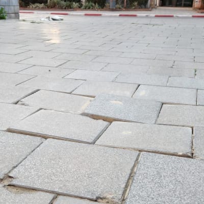 מרצפות שבורות ומרווחים ברצפה, זקוקות לשיפוץ