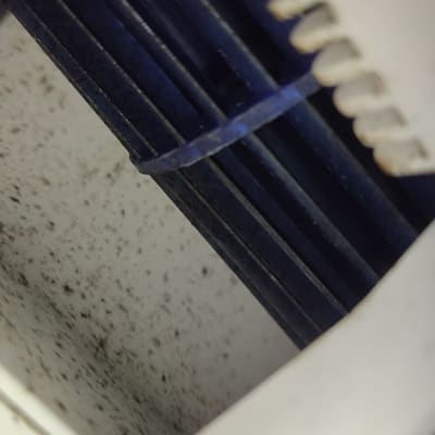 תמונה של חלק פנימי של מזגן עם לכלוך