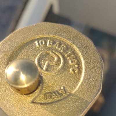 שסתום לחץ שמש עם כיתוב "10 BAR"