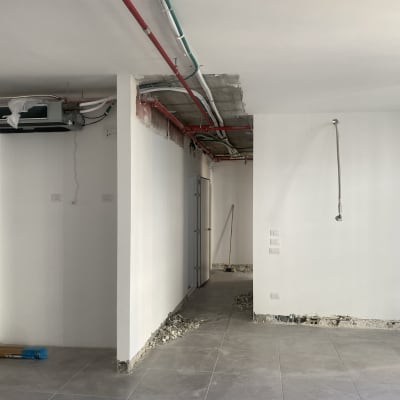 צינורות כיבוי אש מותקנים בתקרה