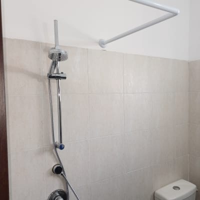 מקלחת עם ראש טוש וצינור מתכת