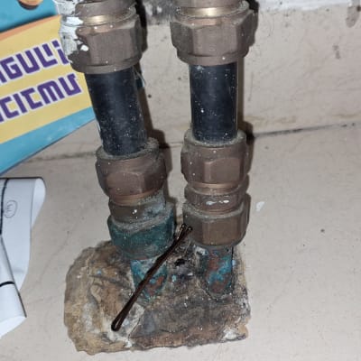 צינורות מתכת עם מחברים על רצפה